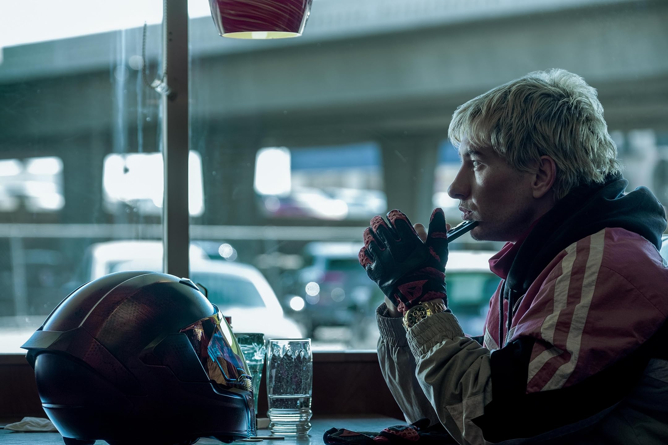 Crime 101 still showing the crew operating under cover of night